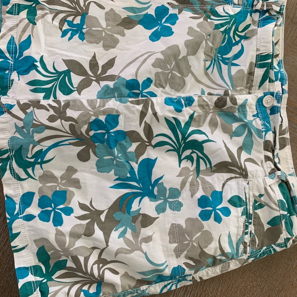 Croft & Barrow White/Blue/Green Floral Mini Skort Sz 16P Waist 36” Length 17” - Picture 2 of 6